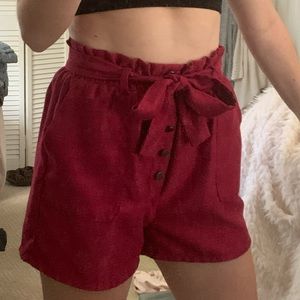 High-waisted magenta shorts w pockets